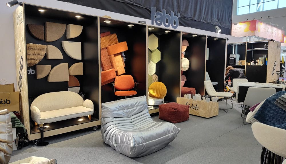 Fabb na swoim stoisku przedstawia kolekcję ATOMIC, nowoczesny materiał tapicerski łączący poliuretan z nylonem, który oferuje elegancję, funkcjonalność oraz wyjątkową trwałość. Fabb, jedna z nielicznych polskich firm obecnych na CIFF, skupia się na budowaniu międzynarodowych współpracy, szczególnie na rynku chińskim, oferując innowacyjne tkaniny i inspiracje do wnętrz.