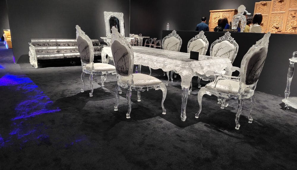 Produkty marki Gordon Gu, wykonane z opracowanego kryształu (engineered crystal), zaprezentowane na targach CIFF, łączą nowoczesną technologię z eleganckim designem, tworząc unikalne elementy wyposażenia wnętrz, takie jak meble z kolekcji G Da Vinci, inspirowaną twórczością Leonarda da Vinci.
