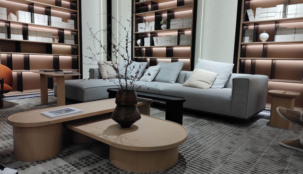 Stoisko marki HC28 na 55. edycji CIFF Guangzhou prezentowało Global Designer’s Lounge – przestrzeń opartą na filozofii Panoramic Design. Delikatnie wydzielona lnianymi ścianami, sprzyjała dialogowi i wymianie kulturowej, łącząc wschodnią gościnność z nowoczesną estetyką. Marka działa globalnie, prowadząc 140 sklepów i rozwijając współpracę z projektantami na całym świecie. W jej portfolio znajduje się również druga linia – HC28 Cosmo.