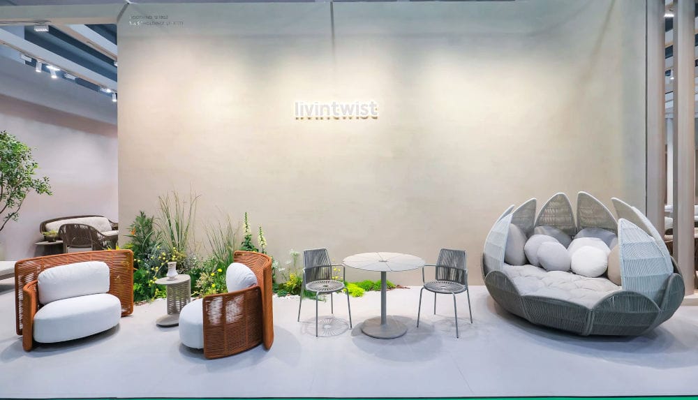 Stoisko Livintwist na 55. edycji CIFF w Kantonie prezentowało, między innymi, kolekcje Flo i Nassa, wpisujące się w temat przewodni „Exploration”, poświęcony relacji między życiem na zewnątrz a świadomością ekologiczną. Ekspozycja obejmowała zrównoważone rozwiązania do przestrzeni outdoorowych, w tym meble, parasole, dekoracje i wyposażenie campingowe.