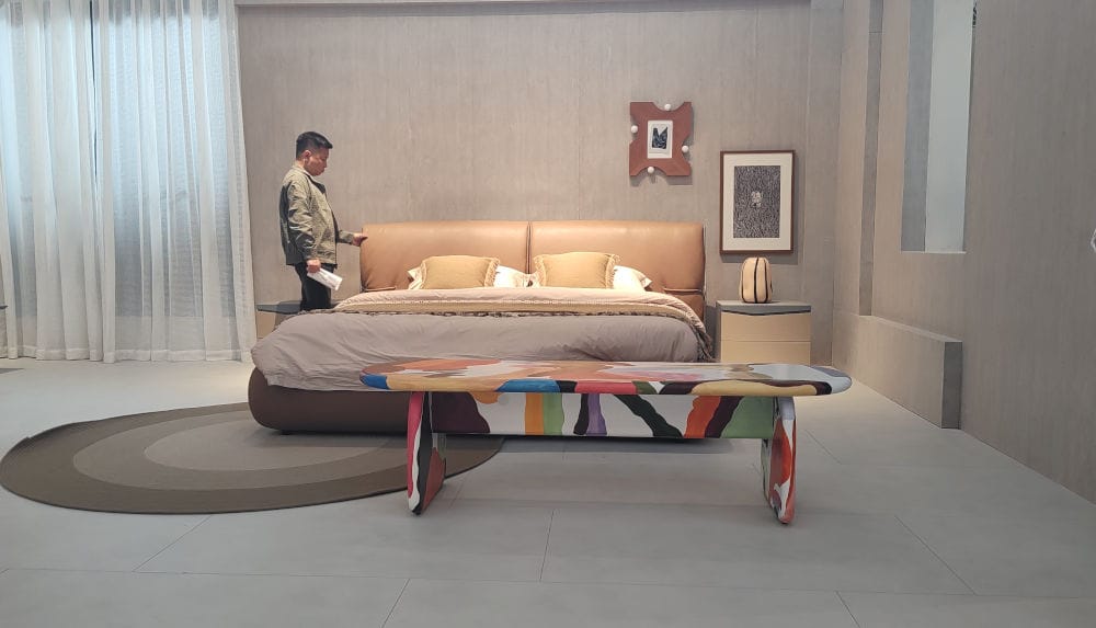 Ręcznie malowana ławka z ekspozycji marki Menoir (Foshan Zhihao Furniture Co., Ltd.), zaprezentowana podczas CIFF Guangzhou. Każdy egzemplarz jest unikalnym dziełem artysty. Marka oferuje kompleksowe wyposażenie wnętrz, w tym dekoracje i projekty na zamówienie, współpracując z lokalnym zespołem architektów oraz projektantami z Włoch i innych krajów Europy.