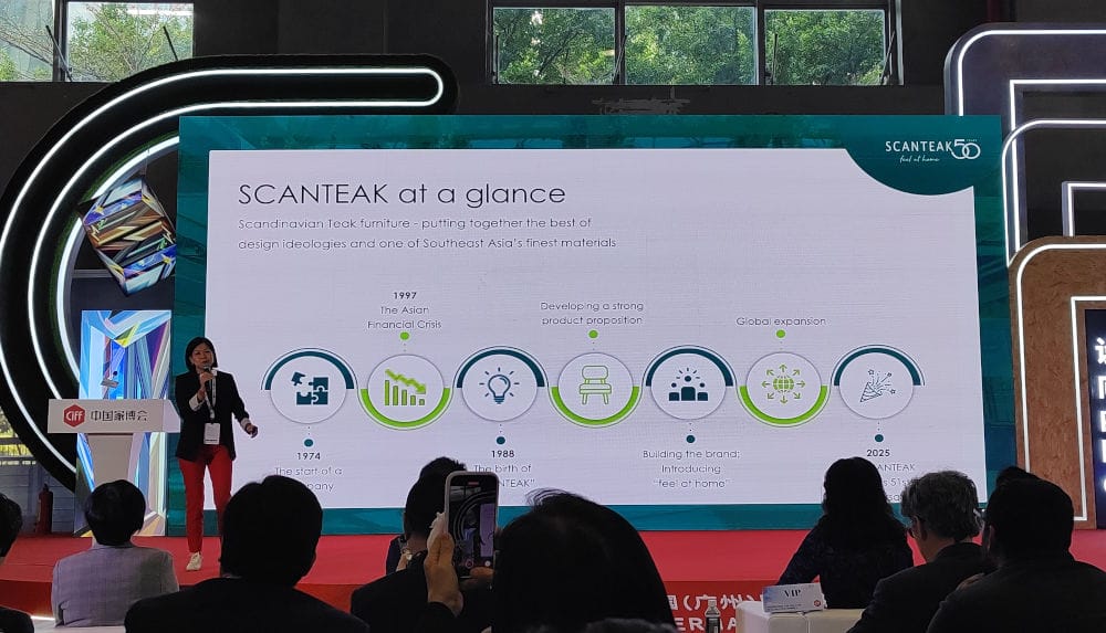 Jamie Lim, CEO Scanteak Singapore, podczas CIFF-ASEAN Furniture Leaders Business Forum, dzieli się strategiami zrównoważonego rozwoju i ekspansji marki w zmiennym otoczeniu rynkowym. Dyskusja toczyła się wokół tematu „Navigating for Success in a Volatile Market”, koncentrując się na wyzwaniach związanych z konkurencyjnością, zrównoważonym rozwojem oraz transformacją cyfrową w branży meblarskiej ASEAN.