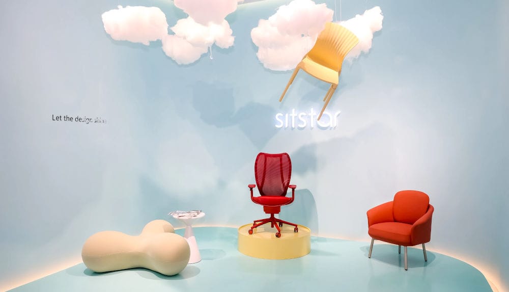Marka Sitstar zaprezentowała się podczas 55. edycji targów CIFF w Kantonie jako część grupy meblowej Zhejiang Runda Kehong Furniture Co., Ltd., obok siostrzanej marki Koho. Firma skoncentrowała się na prezentacji nowoczesnych, ergonomicznych krzeseł biurowych, podkreślając swoje doświadczenie w projektowaniu funkcjonalnych rozwiązań do pracy i przestrzeni komercyjnych.