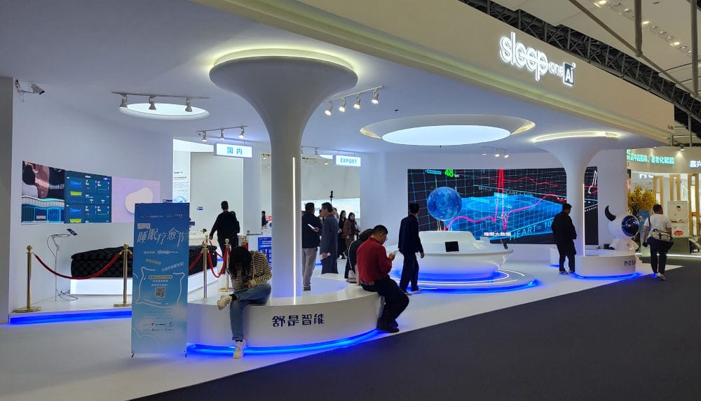 SleepOne AI. Na targach firma prezentowała inteligentne materace nowej generacji, łączące zaawansowaną technologię monitorowania snu z funkcjonalnością smart home, wpisując się w rosnący trend personalizowanego, zdrowego stylu życia.