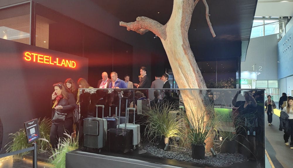 Wejście na stoisko marki Steel-Land założonej w 1993 roku. Stoisko przyciągało uwagę zarówno profesjonalistów z branży, jak i innych uczestników targów, co potwierdzają kolejki ustawiające się przed wejściem. Steel-Land zaprezentował swoje innowacyjne rozwiązania, będąc jednym z wiodących wystawców targów.