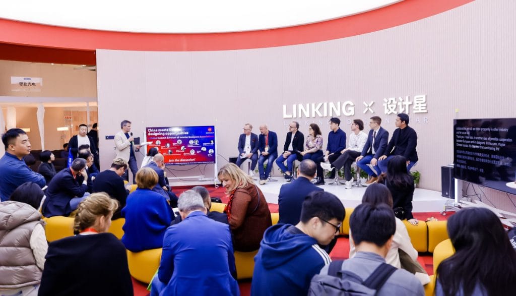 Uczestnicy szczytu „China Meets Europe: Designing Opportunities” podczas 55. edycji CIFF Guangzhou 2025. Forum zgromadziło przedstawicieli europejskich i chińskich stowarzyszeń projektantów wnętrz, liderów branży oraz przedsiębiorców, by wspólnie omówić wartości, możliwości biznesowe i współpracę międzykulturową. Wydarzenie moderował Fabrizio Todeschini, współzałożyciel i partner zarządzający Edimotion