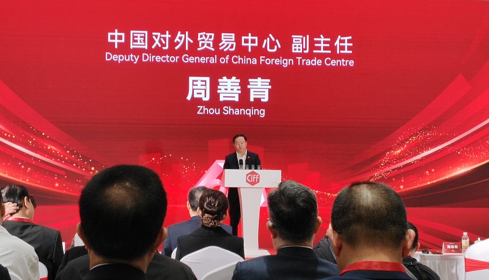 Zhou Shanqing, zastępca dyrektora generalnego China Foreign Trade Center (CFTC), wiceprezes CFTC (Group) i dyrektor Centrum Prasowego Targów Kantońskich, wita gości podczas ceremonii otwarcia CIFF Guangzhou 2025.