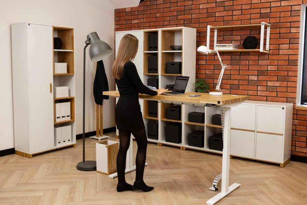 Biurko z elektryczną regulacją wysokości to odpowiedź firmy Deerhorn meble na rosnące potrzeby osób spędzających długie godziny przy komputerze. Dzięki płynnej regulacji wysokości użytkownik może łatwo zmieniać pozycję z siedzącej na stojącą, co redukuje zmęczenie, poprawia koncentrację i wpływa pozytywnie na kręgosłup. Solidna metalowa konstrukcja zapewnia stabilność, a wysokiej jakości drewniany blat nie tylko gwarantuje trwałość, ale także wprowadza do przestrzeni biurowej element natury.