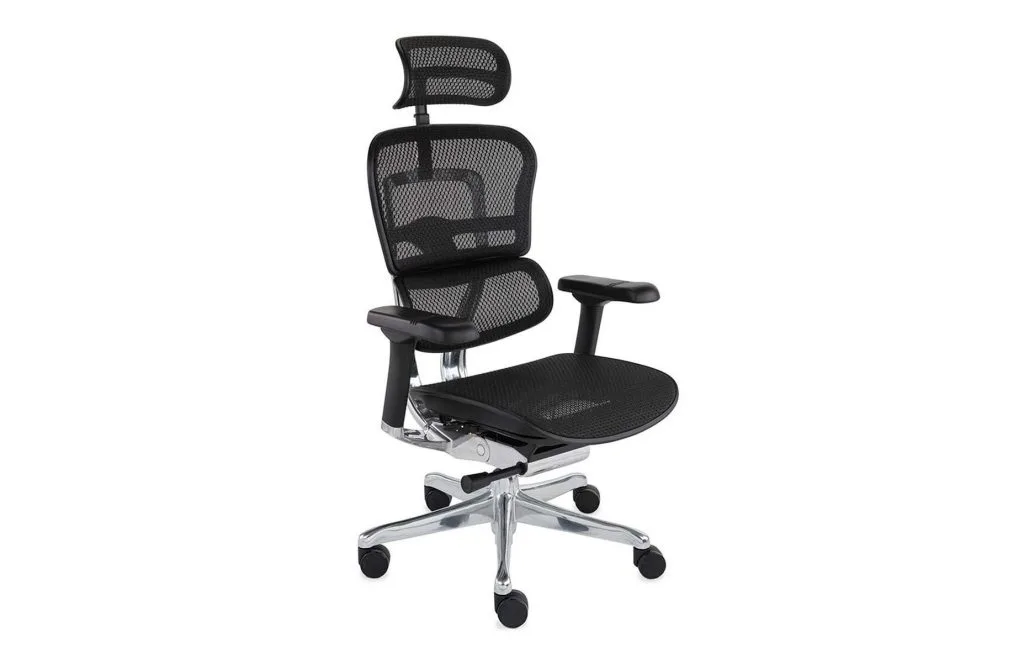 Nowoczesny fotel obrotowy premium z oferty Deerhorn meble to idealne rozwiązanie dla pracowników biurowych spędzających długie godziny przy komputerze. Spełnia kryteria Rozporządzenia Ministra Rodziny i Polityki Społecznej z 2023 r., zapewniając najwyższy standard ergonomii. Wyprofilowane, oddychające oparcie wspiera kręgosłup, a regulowany zagłówek i podłokietniki odciążają kark i ramiona. Stabilna, chromowana podstawa gwarantuje trwałość, a szeroki zakres regulacji pozwala na pełne dopasowanie do użytkownika. To fotel, który zwiększa komfort, wspiera zdrową postawę i podnosi efektywność pracy.