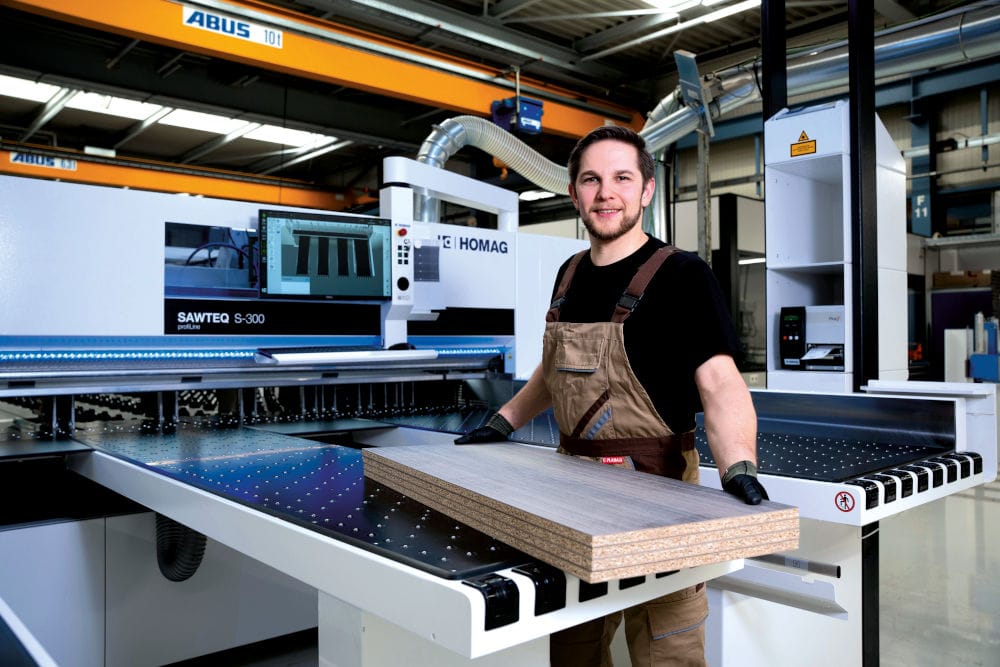 Nowa pilarka SAWTEQ S-300 flexTec HOMAG prezentowana na taragch LIGNA 2025