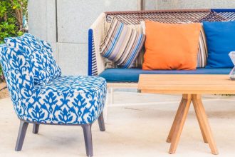 Kolorowe, wzorzyste tapicerowane meble ogrodowe.