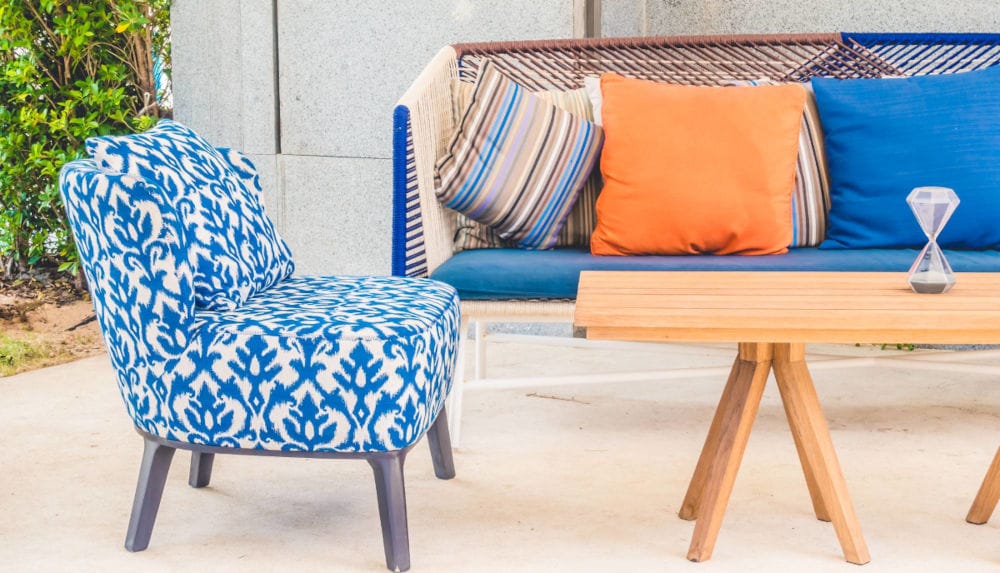 Kolorowe, wzorzyste tapicerowane meble ogrodowe.
