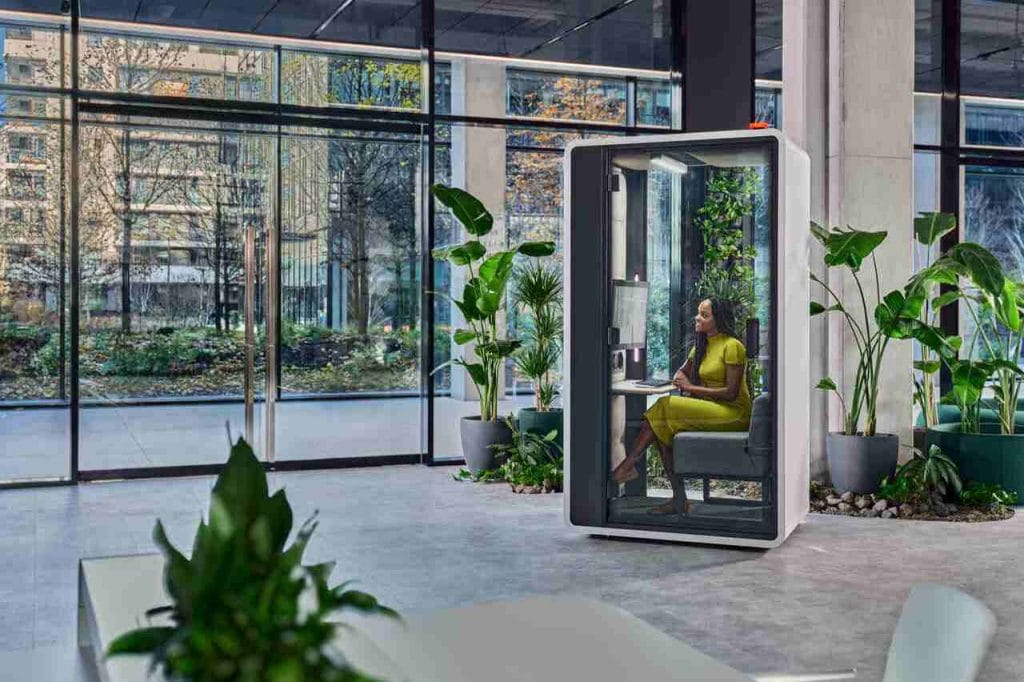 HushFree.S.Hybrid to kabina akustyczna o klasie akustycznej A wg normy ISO 23351-1:2020, z oświetleniem o natężeniu 500 luxów na poziomie blatu i możliwości regulacji barwy światła (2200 – 6500 K) z opcją hushAssistant. Budka przeznaczona jest do dłuższej pracy indywidualnej, wideokonferencji, spotkań i prezentacji online. Kabina wyposażona jest w komfortową, wolnostojącą sofę oraz ergonomiczny stolik do pracy. Estetycznie zaprojektowane boczne oświetlenie LED twarzy użytkownika zapewnia, że jest on jeszcze lepiej widoczny podczas wideospotkań. Fot. Piotr Gęsicki.