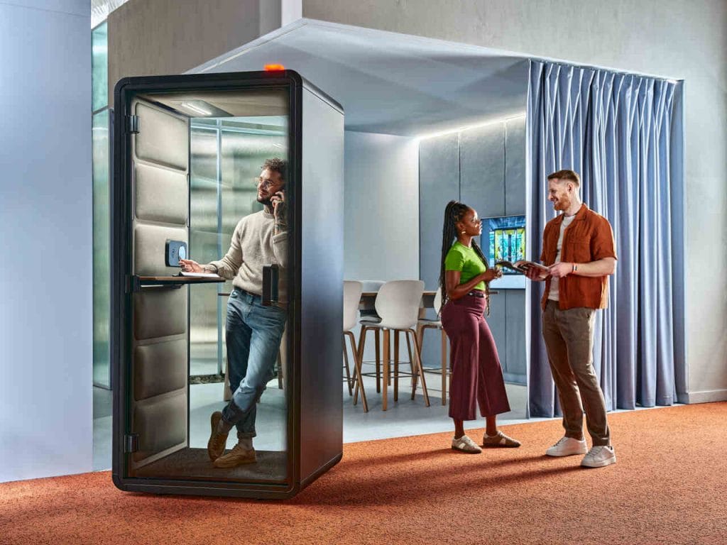 HushFree.XS to kabina akustyczna o klasie akustycznej A wg normy ISO 23351-1:2020, z oświetleniem o natężeniu 500 luxów na poziomie blatu. Budka została zaprojektowana z myślą o krótkich rozmowach telefonicznych i online. Kabina wyposażona jest w ergonomiczny stolik oraz dodatkowe boczne oświetlenie LED twarzy użytkownika. Pod wyposażony jest w standardzie w moduł hushAssistant, czyli 4-calowy okrągły kontroler oświetlenia i wentylacji z ekranem dotykowym o wysokiej rozdzielczości. Fot. Piotr Gęsicki.