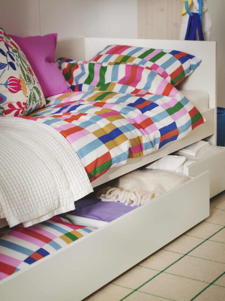 IKEA nowości 2025 - VIHALS, rama leżanki z pojemnikami w kolorze białym.