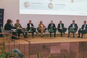 I Kongres Przemysłu Drzewnego (od lewej): Dr Małgorzata Wnorowska (moderatorka), Bartłomiej Krupa (Stowarzyszenie Przemysłu Tartacznego), Marcin Polak (Lasy Państwowe), Mikołaj Dorożała (MKiŚ), Urszula Pasławska (Komisja Ochrony Środowiska, Zasobów Naturalnych i Leśnictwa, Sejm RP, Michał Jaros (MRiT), Miłosz Motyka (MKiŚ), Jarosław Michniuk (Ogólnopolska Izba Gospodarcza Producentów Mebli, Koalicja na Rzecz Polskiego Drewna), Jędrzej Kasprzak (Stowarzyszenie Producentów Płyt Drewnopochodnych w Polsce, Koalicja na Rzecz Polskiego Drewna). Fot. Ministerstwo Rozwoju i Technologii.