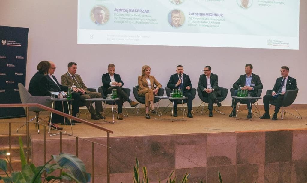 I Kongres Przemysłu Drzewnego (od lewej): Dr Małgorzata Wnorowska (moderatorka), Bartłomiej Krupa (Stowarzyszenie Przemysłu Tartacznego), Marcin Polak (Lasy Państwowe), Mikołaj Dorożała (MKiŚ), Urszula Pasławska (Komisja Ochrony Środowiska, Zasobów Naturalnych i Leśnictwa, Sejm RP, Michał Jaros (MRiT), Miłosz Motyka (MKiŚ), Jarosław Michniuk (Ogólnopolska Izba Gospodarcza Producentów Mebli, Koalicja na Rzecz Polskiego Drewna), Jędrzej Kasprzak (Stowarzyszenie Producentów Płyt Drewnopochodnych w Polsce, Koalicja na Rzecz Polskiego Drewna). Fot. Ministerstwo Rozwoju i Technologii.
