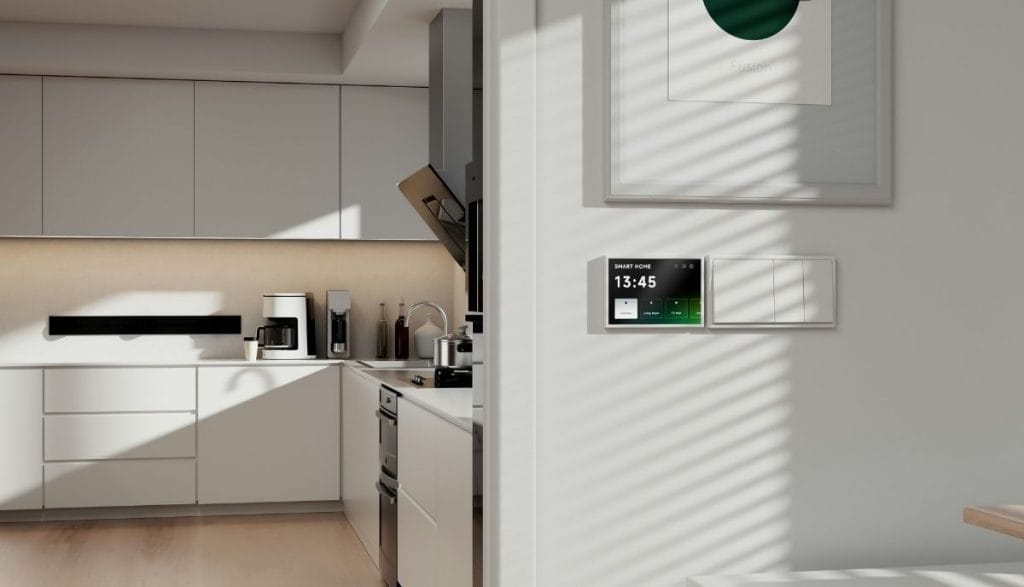 Ścienny panel dotykowy Grenton do zarządzania budynkiem – inteligentny dom i kuchnia smart w jasnej, minimalistycznej aranżacji z widocznym interfejsem sterowania.