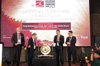 Uroczyste otwarcie MIFF 2025 – Na scenie YB Datuk Chan Foong Hin, Zastępca Ministra Plantacji i Towarów, reprezentujący Ministra YB Datuk Seri Johari Abdul Ghani. Wraz z nim na scenie obecni byli: Dato’ Dr Tan Chin Huat, założyciel i przewodniczący MIFF, Steve Ong z Muar Furniture Association oraz Gerard Leeuwenburgh, przedstawiciel Informa Markets Malaysia.