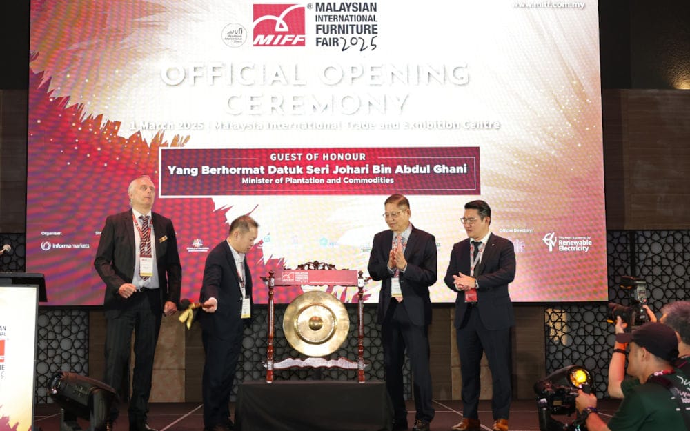 Uroczyste otwarcie MIFF 2025 – Na scenie YB Datuk Chan Foong Hin, Zastępca Ministra Plantacji i Towarów, reprezentujący Ministra YB Datuk Seri Johari Abdul Ghani. Wraz z nim na scenie obecni byli: Dato’ Dr Tan Chin Huat, założyciel i przewodniczący MIFF, Steve Ong z Muar Furniture Association oraz Gerard Leeuwenburgh, przedstawiciel Informa Markets Malaysia.