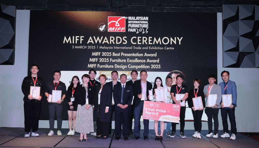 Laureaci Best Presentation Award (BPA) na MIFF 2025 – Zwycięzcy nagrody za najlepszą prezentację na wspólnym zdjęciu po ceremonii wręczenia nagród, wyróżniając się kreatywnością i doskonałym designem stoisk.