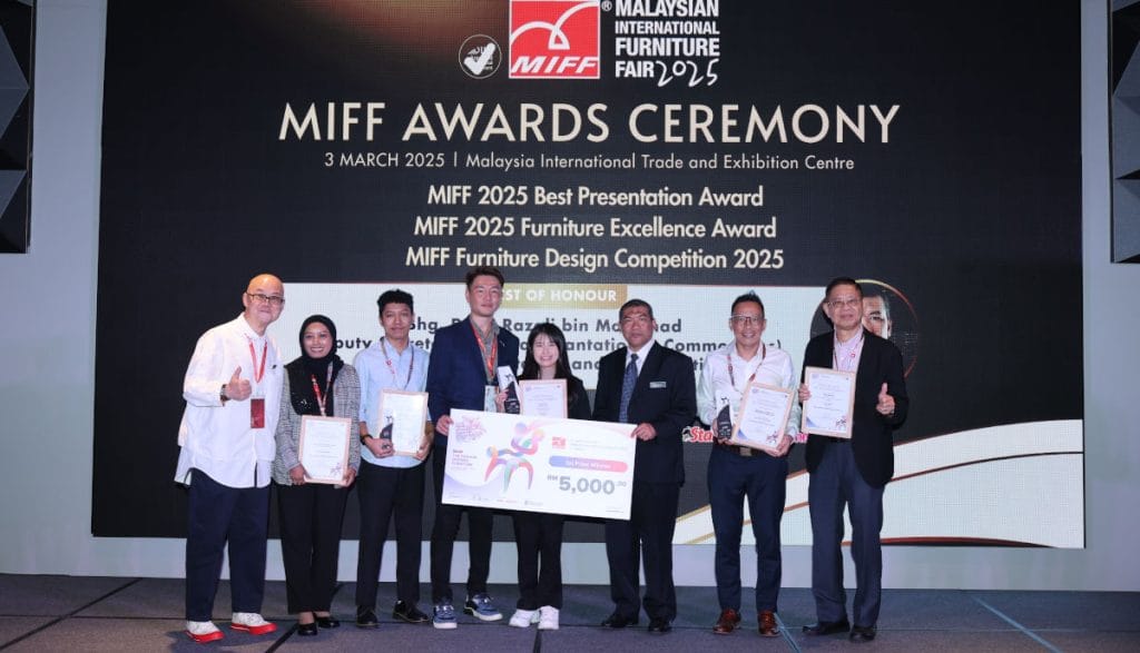 Laureaci MIFF Furniture Design Competition (FDC) 2025 – Zwycięzcy MIFF FDC 2025: Wong Lilie, Ong Jing Rou, Putera Muhammad Afiq Bin Maizurin oraz mentorzy i przedstawiciele uczelni – na zdjęciu grupowym po ceremonii wręczenia nagród, celebrując swoje osiągnięcia w konkurencji łączącej modę z funkcjonalnym designem mebli.