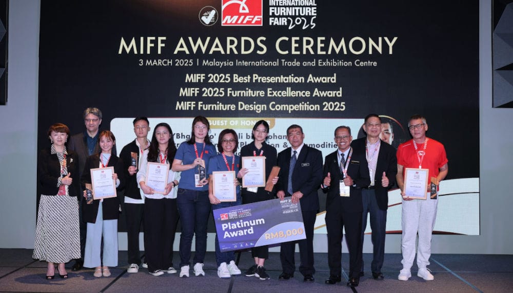 Laureaci Furniture Excellence Award (FEA) na MIFF 2025 – Zwycięzcy nagród w kategorii doskonałości w meblarstwie: Inspiwood Furniture (Platynowa Nagroda), Yun Ming Wood Industries (Złota Nagroda) i Sundesk Venture (Srebrna Nagroda) – na wspólnym zdjęciu po odbiorze nagród za swoje wyjątkowe projekty i innowacyjne podejście do designu.