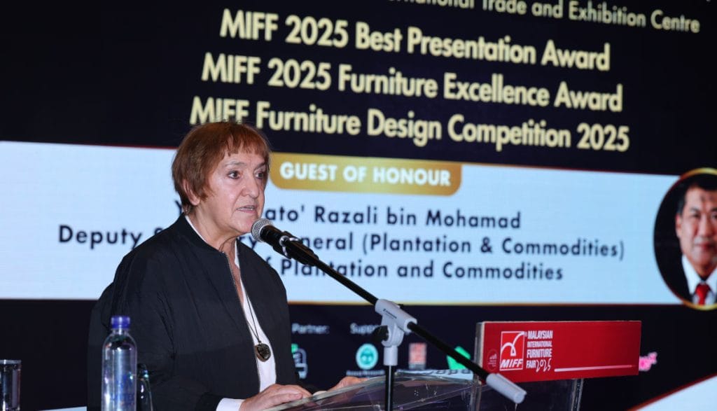 Roberta Mutti podczas wręczenia nagród na MIFF 2025 – Włoska dziennikarka, architektka i ekspertka w dziedzinie designu, która pełniła rolę przewodniczącej jury w kategorii Best Presentation Award (BPA).