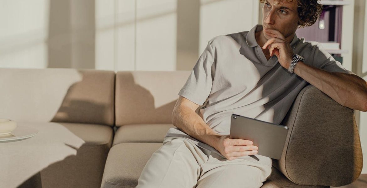 BOLD, proj. Pawlak & Stawarski dla Motiv Home, to manifest dążenia do ponadczasowych form – odważnych, a jednocześnie harmonijnych. Współczesne biura coraz częściej przypominają domowe przestrzenie – sprzyjające koncentracji, ale i swobodnej interakcji. Kolekcja BOLD idealnie wpisuje się w ten nurt, oferując zestaw wyrazistych, prostych modułów, które pozwalają na elastyczne aranżowanie przestrzeni.