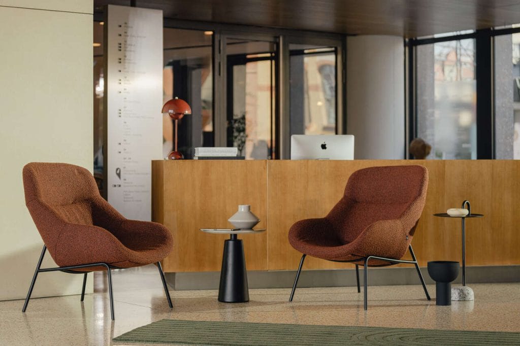 Kolekcja SEG, proj. Nikodem Szpunar dla marki Motiv Home, to przemyślane połączenie trwałości i uniwersalnego designu. Zaprojektowana z myślą o dynamicznych przestrzeniach biurowych, idealnie odpowiada na potrzeby nowoczesnych miejsc pracy, w których ergonomia spotyka się z estetyką. Dzięki zastosowaniu różnorodnych materiałów meble z tej serii mogą przybierać odmienne oblicza – od minimalistycznych form po bardziej wyraziste akcenty. Ich modułowość i wszechstronność sprawiają, że doskonale odnajdują się w przestrzeniach open space, salach konferencyjnych, strefach coworkingowych oraz miejscach przeznaczonych do odpoczynku i nieformalnych spotkań. SEG to rozwiązanie dla biur, które cenią sobie ponadczasowy design, funkcjonalność oraz trwałość – kluczowe elementy wpływające na komfort i efektywność pracy. Fot. Pion Studio.