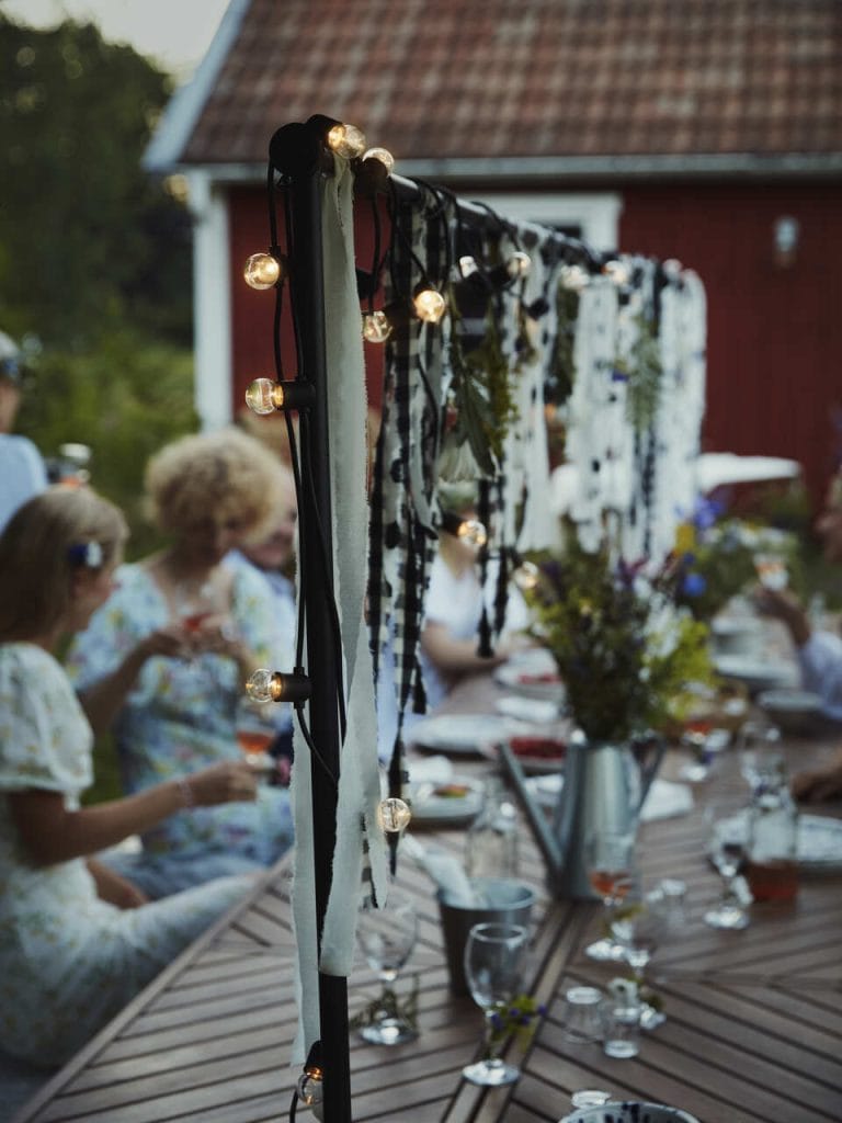 Dobrze przemyślane oświetlenie ogrodowe – lampy, lampiony i łańcuchy świetlne – mają duży wpływ na tworzenie nastrojowych kompozycji w ogrodzie i na balkonie.