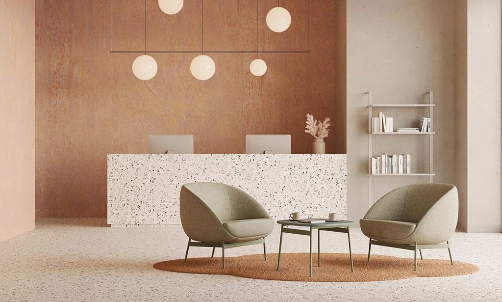 Mollen to fotele, sofy i stoliki kawowe zaprojektowane z myślą o biurowych strefach spotkań i przestrzeniach wspólnych. Produkty nadają przestrzeniom ciepłą, domową atmosferę, sprzyjając budowaniu relacji. Mollen jest pierwszą linią soft seating w portfolio marki Nowy Styl, w której zastosowano sprężyny kieszeniowe, które podwyższają komfort siedzenia i zwiększają wytrzymałość. Każda sprężyna w siedzisku umieszczona jest we własnej oddzielnej kieszonce z tkaniny, dzięki czemu działa niezależnie od innych, przez co minimalizuje efekt transferu ruchu.