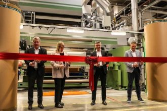 Symboliczne przecięcie wstęgi na PMDL55 (od lewej): Reiner Schulz, przewodniczący Rady Nadzor-czej Schattdecor; Sonja Schatt-Fritsch, przedstawicielka rodziny Schatt; Jerzy Szejwian. prezes Za-rządu Schattdecor Polska; Michael Then, członek Zarządu Schattdecor SE i opiekun Schattdecor Polska.