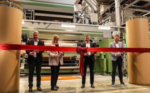 Symboliczne przecięcie wstęgi na PMDL55 (od lewej): Reiner Schulz, przewodniczący Rady Nadzor-czej Schattdecor; Sonja Schatt-Fritsch, przedstawicielka rodziny Schatt; Jerzy Szejwian. prezes Za-rządu Schattdecor Polska; Michael Then, członek Zarządu Schattdecor SE i opiekun Schattdecor Polska.