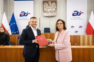 Uchwałę z rąk Małgorzaty Kidawy-Błońskiej, marszałek Senatu RP, odebrał w imieniu Instytutu Adrian Musiał, prezes IWP.