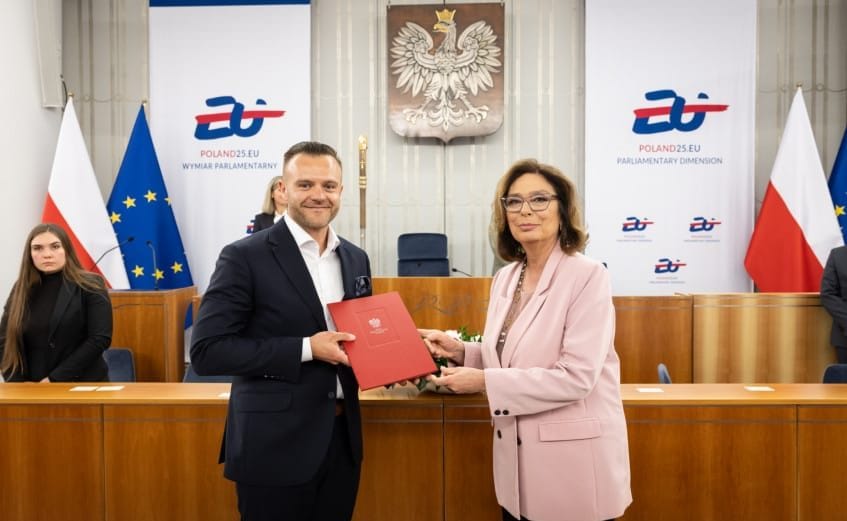 Uchwałę z rąk Małgorzaty Kidawy-Błońskiej, marszałek Senatu RP, odebrał w imieniu Instytutu Adrian Musiał, prezes IWP.