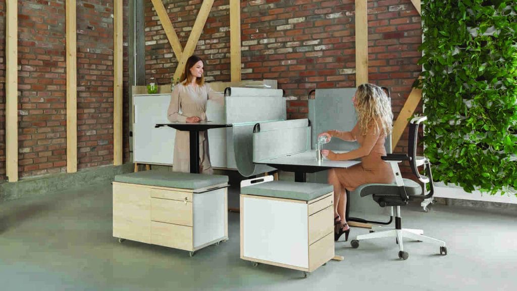 System mebli Health to Office to nowoczesne rozwiązanie TOBO, które wspiera ergonomię pracy i komfort użytkowników. Biurka z elektryczną regulacją wysokości umożliwiają łatwą zmianę pozycji z siedzącej na stojącą, co pozytywnie wpływa na zdrowie kręgosłupa i stawów. Dzięki aplikacji H2O, użytkownicy mogą precyzyjnie dostosować wysokość blatu oraz otrzymywać przypomnienia o konieczności zmiany pozycji, co sprzyja zachowaniu zdrowej postawy. Meble wykonane są z materiałów o niskiej emisji formaldehydu, a powłoka Sanitized® eliminuje do 99,99% bakterii. Dodatkowo, elementy tapicerowane z wełny naturalnej pomagają neutralizować szkodliwe substancje z otoczenia, tworząc zdrowe warunki pracy.