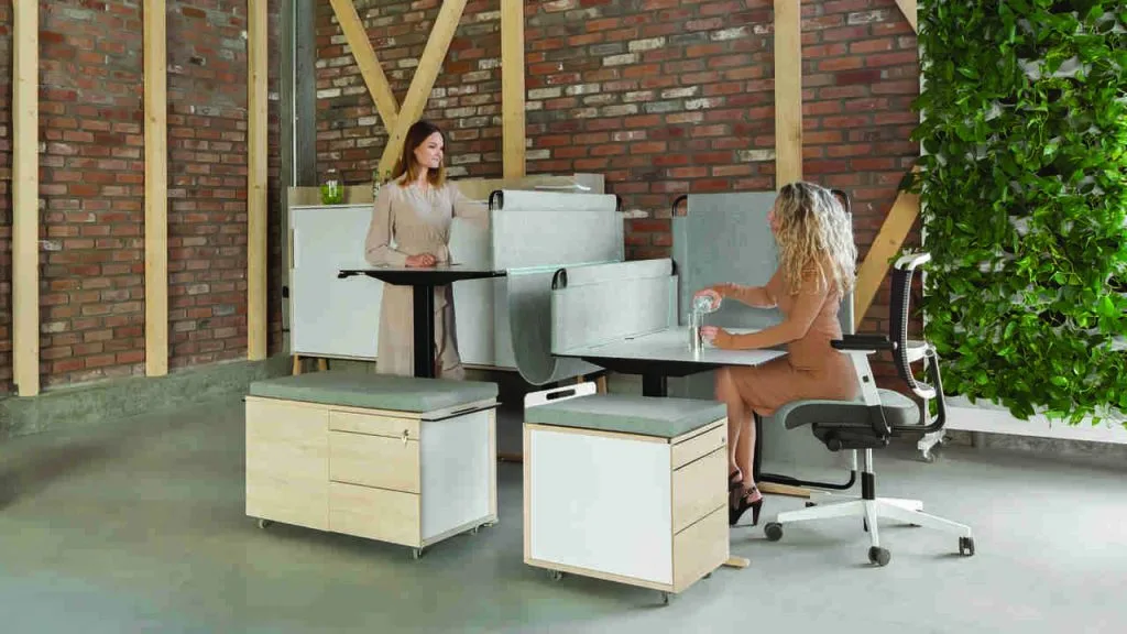 System mebli Health to Office to nowoczesne rozwiązanie TOBO, które wspiera ergonomię pracy i komfort użytkowników. Biurka z elektryczną regulacją wysokości umożliwiają łatwą zmianę pozycji z siedzącej na stojącą, co pozytywnie wpływa na zdrowie kręgosłupa i stawów. Dzięki aplikacji H2O, użytkownicy mogą precyzyjnie dostosować wysokość blatu oraz otrzymywać przypomnienia o konieczności zmiany pozycji, co sprzyja zachowaniu zdrowej postawy. Meble wykonane są z materiałów o niskiej emisji formaldehydu, a powłoka Sanitized® eliminuje do 99,99% bakterii. Dodatkowo, elementy tapicerowane z wełny naturalnej pomagają neutralizować szkodliwe substancje z otoczenia, tworząc zdrowe warunki pracy.