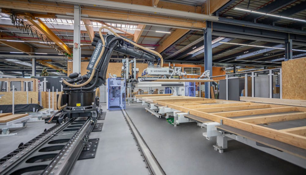 Wysoce zautomatyzowane rozwiązania z wykorzystaniem robotów FEEDBOT W-500 dla klientów z sektora przemysłowego z oferty HOMAG prezentowana na targach LIGNA 2025