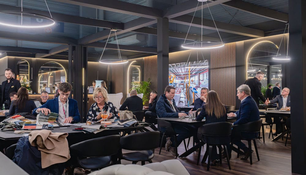 Rozmowy targowe na ekspozycji Wersal.