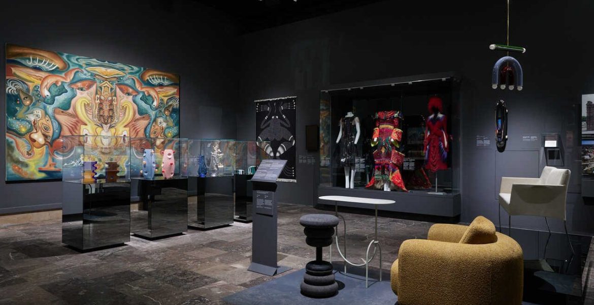 Muezum Narodowe w Krakowie - fotel Bofii projektu Grynasz Studio dla Bizzarto na wystawie „TRANSFORMACJE. Nowoczesność w III RP”. Fot. Kacper Trzmiel. Źródło Muzeum Narodowe w Krakowie.