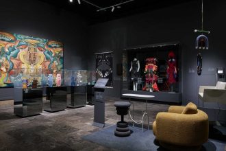 Muezum Narodowe w Krakowie - fotel Bofii projektu Grynasz Studio dla Bizzarto na wystawie „TRANSFORMACJE. Nowoczesność w III RP”. Fot. Kacper Trzmiel. Źródło Muzeum Narodowe w Krakowie.