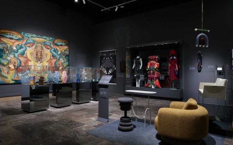 Muezum Narodowe w Krakowie - fotel Bofii projektu Grynasz Studio dla Bizzarto na wystawie „TRANSFORMACJE. Nowoczesność w III RP”. Fot. Kacper Trzmiel. Źródło Muzeum Narodowe w Krakowie.