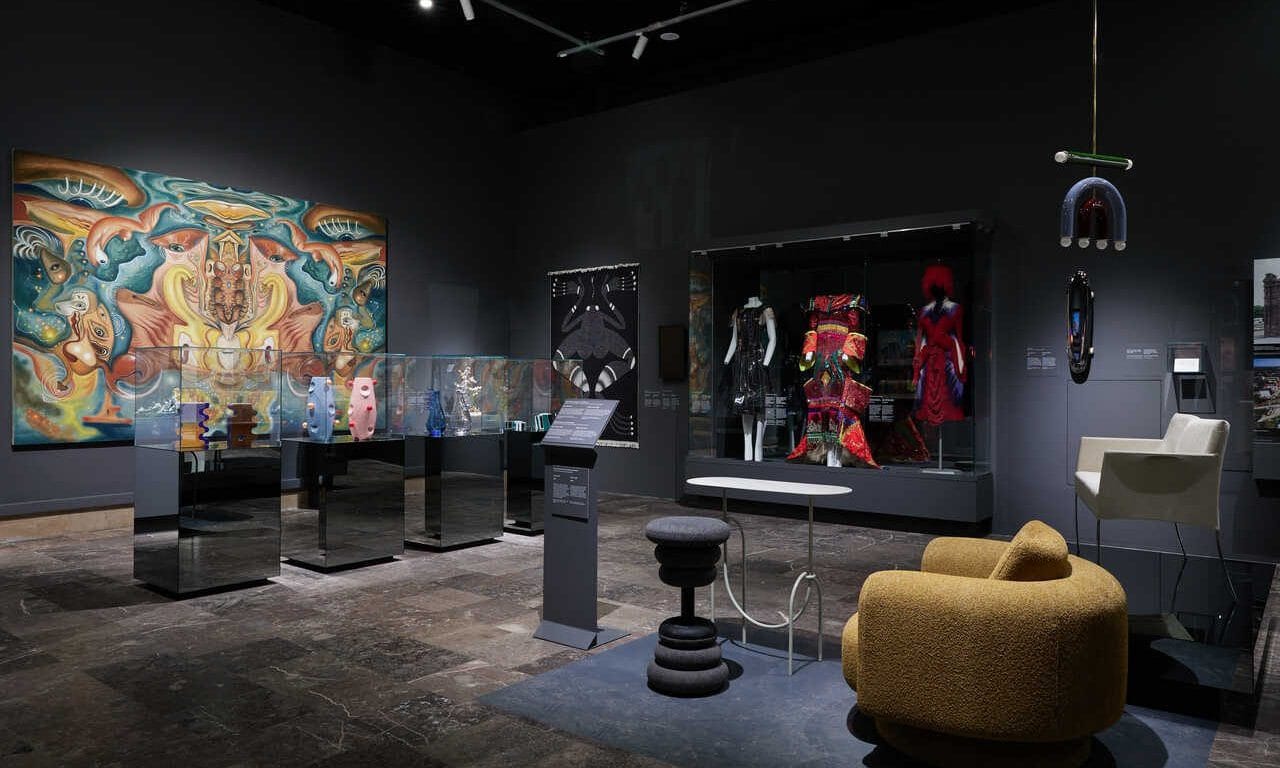 Muezum Narodowe w Krakowie - fotel Bofii projektu Grynasz Studio dla Bizzarto na wystawie „TRANSFORMACJE. Nowoczesność w III RP”. Fot. Kacper Trzmiel. Źródło Muzeum Narodowe w Krakowie.