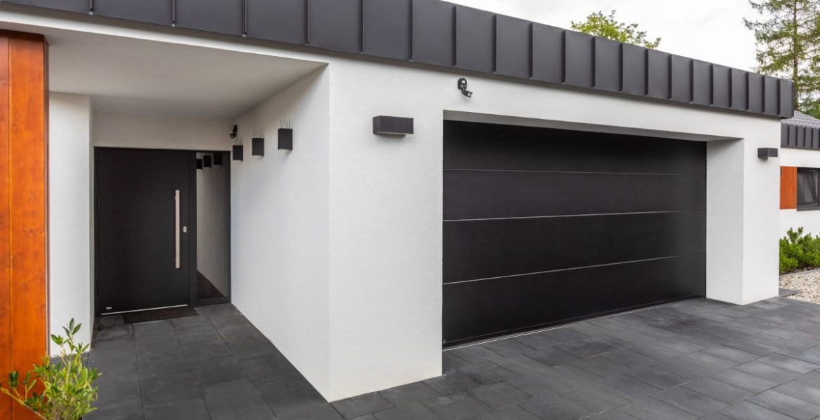 Brama garażowa w kolorze czarnym
