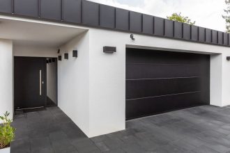 Brama garażowa w kolorze czarnym