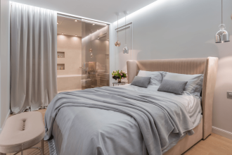 Luksusowe łózko z luksusowym materacem, sypialnia w tonach bieli i beżu.