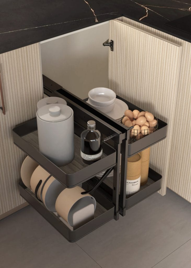 Wysuwany system cargo do szafki podblatowej, przeznaczony do segregacji odpadów. Dwa ciemne kosze na metalowych prowadnicach, obok nich kosz z jajkami oraz pionowy schowek na butelki.