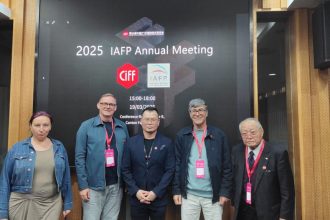 Od lewej: sekretarz generalny IAFP – Ula Ditrych, koordynator ds. reklamy i projektów specjalnych, BIZNES.meble.pl, Polska; wiceprzewodniczący – Stefan Mielchen, redaktor, Moebelmarkt, Niemcy; przewodniczący – Casey Loo, wydawca i redaktor naczelny, FurnitureAndFurnishing, Singapur i Malezja; dyrektor marketingu – Nesip Uzun, wydawca, Furniturk, Turcja; honorowy skarbnik – Takayoshi Nagashima, prezes, The Home Living, Japonia