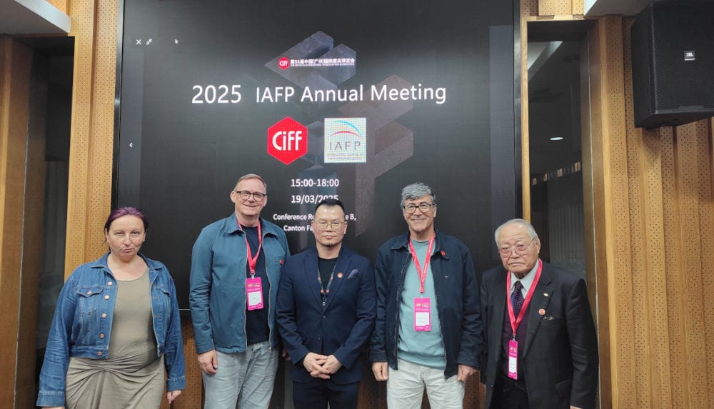 Od lewej: sekretarz generalny IAFP – Ula Ditrych, koordynator ds. reklamy i projektów specjalnych, BIZNES.meble.pl, Polska; wiceprzewodniczący – Stefan Mielchen, redaktor, Moebelmarkt, Niemcy; przewodniczący – Casey Loo, wydawca i redaktor naczelny, FurnitureAndFurnishing, Singapur i Malezja; dyrektor marketingu – Nesip Uzun, wydawca, Furniturk, Turcja; honorowy skarbnik – Takayoshi Nagashima, prezes, The Home Living, Japonia